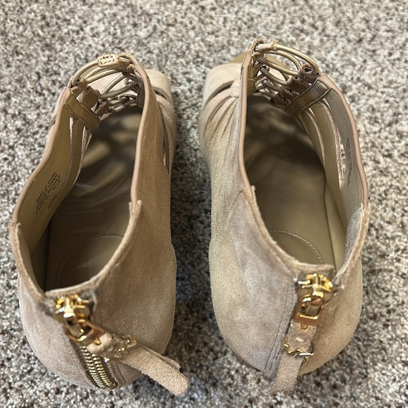 MICHAEL Michael Kors Elsie Cutout Lace-Up Suede Bootie Size 9.5 - Picture 13 of 16